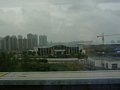 Blick aus dem Zugfenster auf Shanghai während der Fahrt.