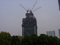 Direkt nebem dem Jin-Mao Tower entsteht hier somit ein noch höherer Wolkenkratzer.