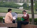 chinesische Familienidylle mit dem EINEN verhätschelten Kind.