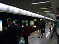 einfahrender Zug in der Station 'Lu Jia Zui'
